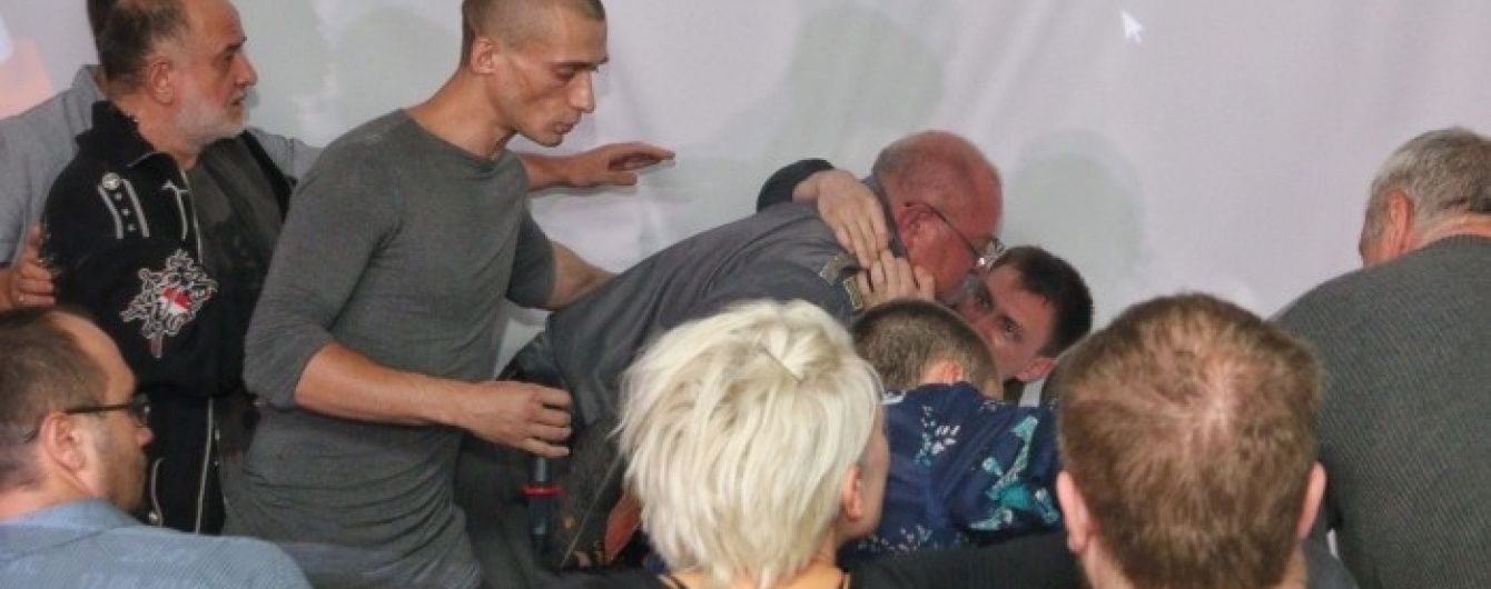 В Одесі лекція епатажного художника Павленського завершилася різаниною
