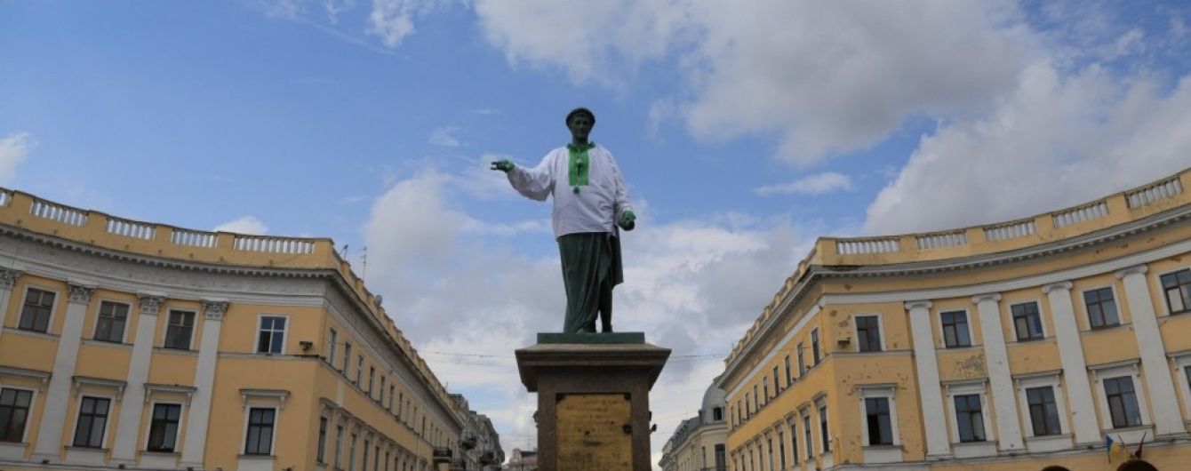 В Одесі Рішельє одягли у вишиванку