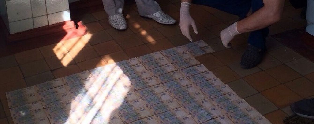 Прокуратура заскочила лікаря з Донеччини на одержанні хабара в 50 тисяч гривень