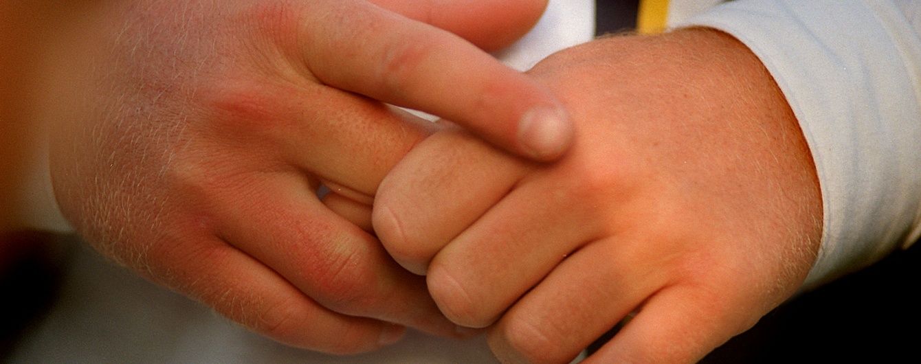 Исследователи опровергли миф о вредном хрустении пальцев