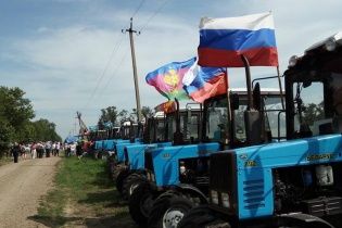 Учасників тракторного протесту на Москву спакував ОМОН і доставив до відділку