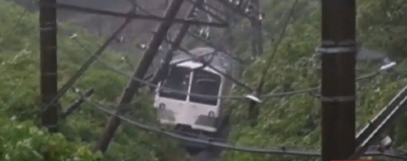 Одразу три потужних тайфуни шматують Японію