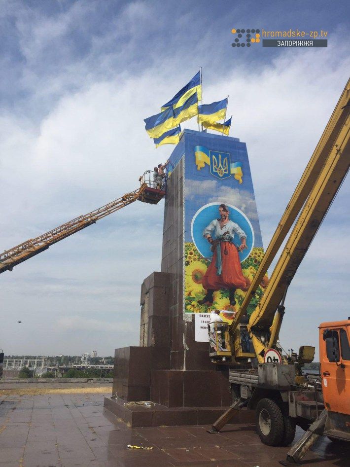 У Запоріжжі на пам'ятнику Леніну намалювали козака_2
