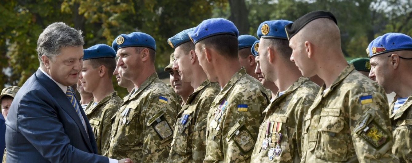 Війську сьогодні передадуть величезну партію техніки та зброї - Порошенко