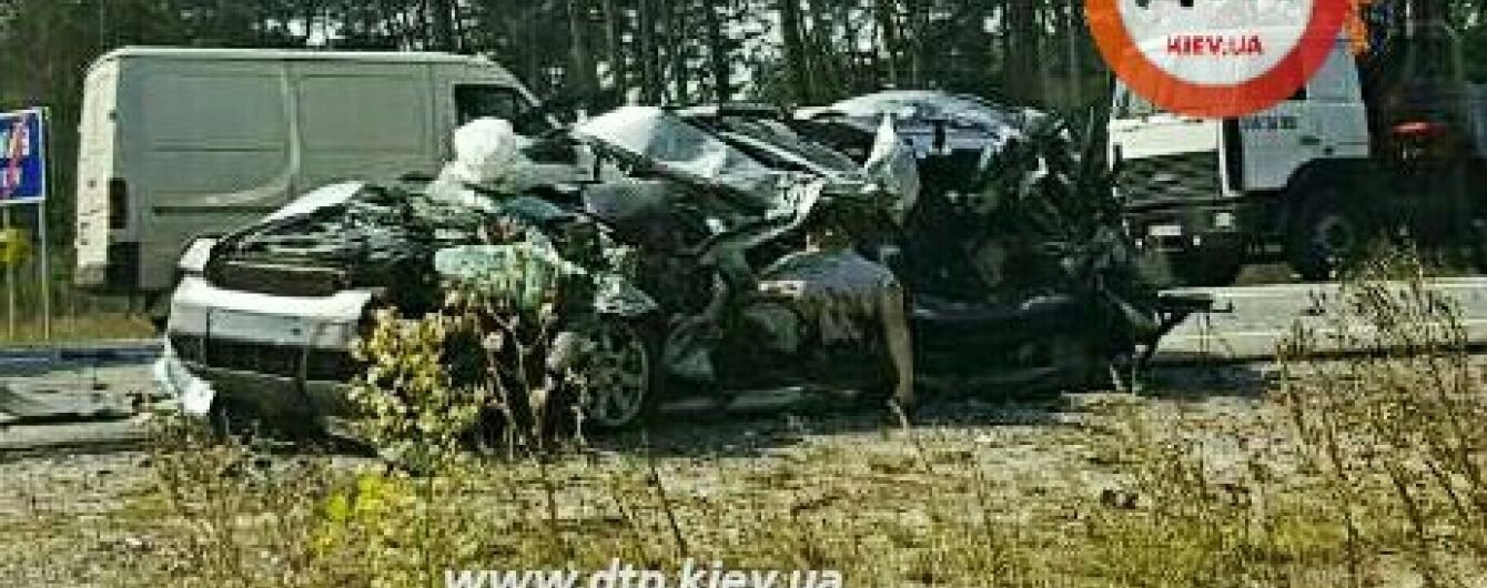У розірваній надвоє Audi під Києвом дивом уціліли пляшки з коньяком