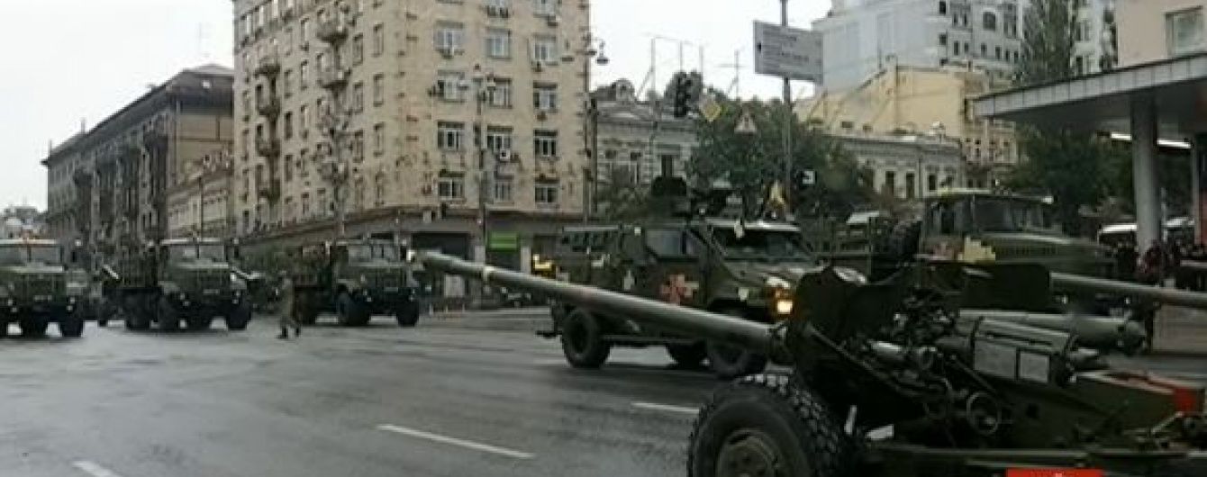 Військова техніка вишикувалась на Хрещатику в очікуванні параду