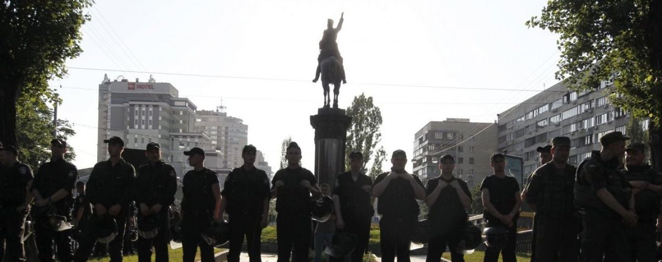У центрі Києва знову "помилували" пам'ятник Щорсу