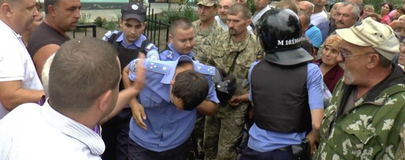 Трьох поліцейських, підозрюваних у вбивстві чоловіка у Кривому Озері, кинули за ґрати