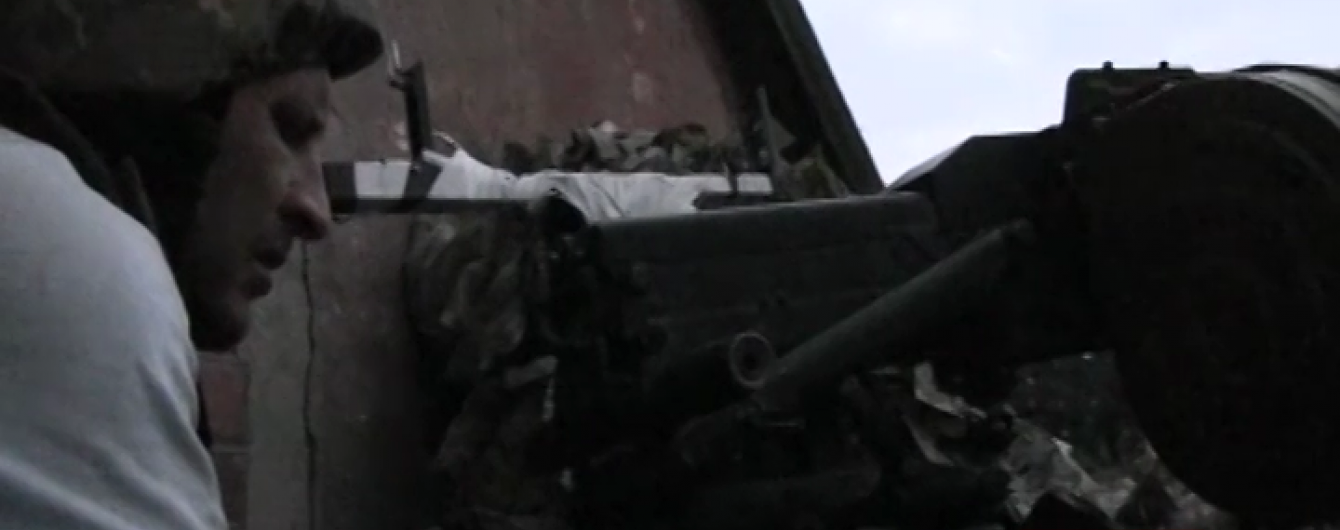 Під Мар'їнкою військові "святковим вогнем" Незалежності спалили бліндаж сепаратистів