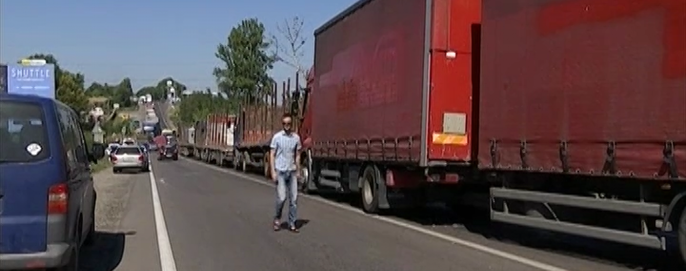 Блокування траси біля Грибовицького сміттєзвалища триває: десятки машин стоять від ранку