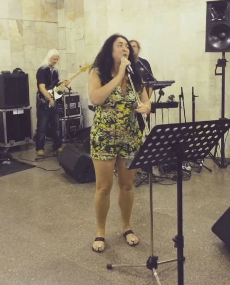 Лоліта виступ у метро_1