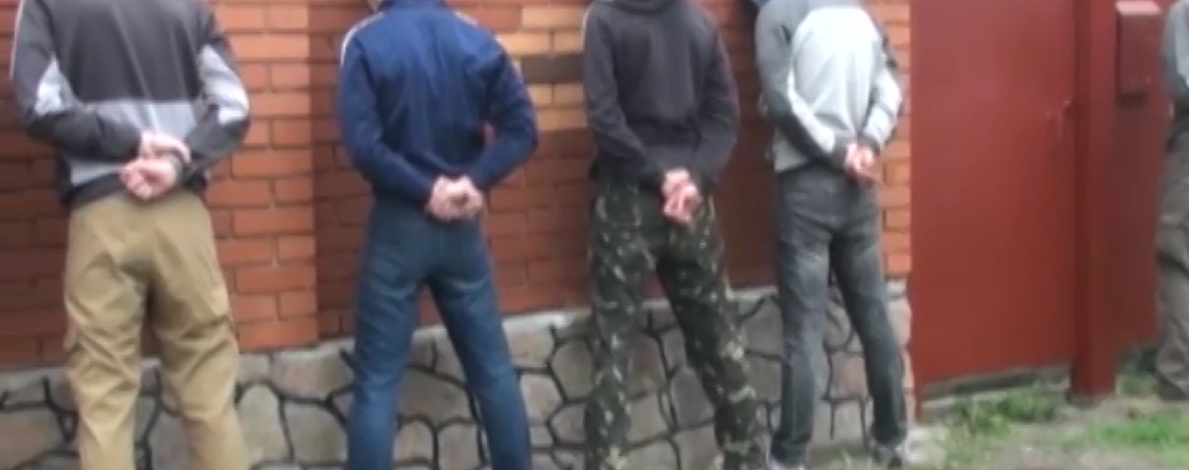 Під Києвом група озброєних чоловіків пограбувала завод