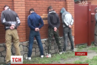 Під Києвом група озброєних чоловіків пограбувала завод