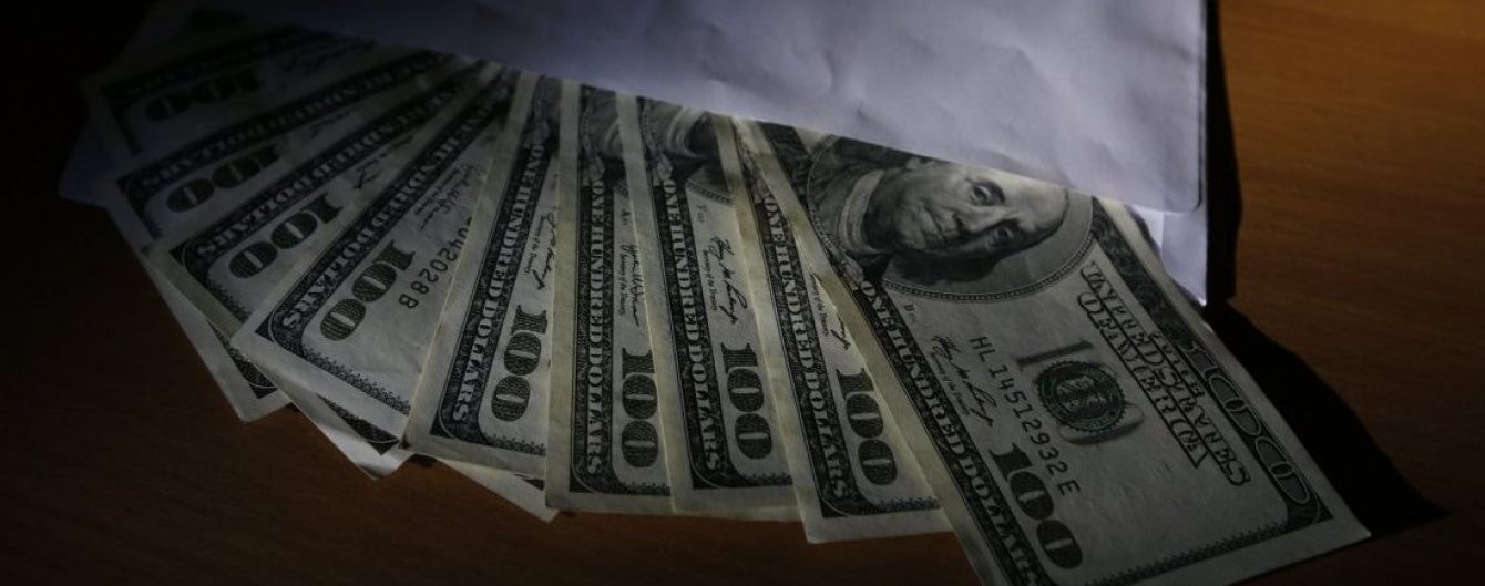 Українці почали активніше скуповувати валюту й не поспішають міняти її на гривні