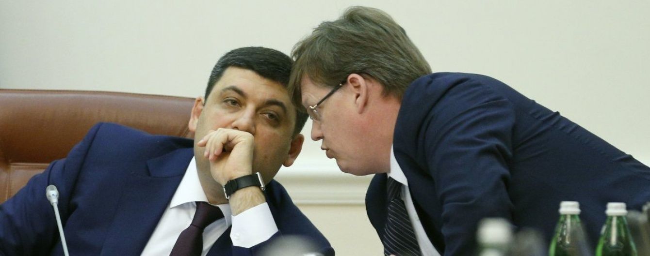 У Кабміні розповіли про зарплати Гройсмана та Розенка
