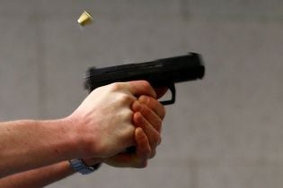 В Івано-Франківську невідомі серед білого дня обстріляли тролейбус