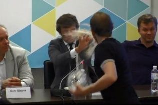 Студент швырнул тортом в лицо заместителя министра финансов Марченко