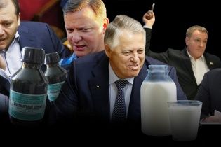 Залитые кровью и поваленные яйцами. С чем нападали на политиков в Украине