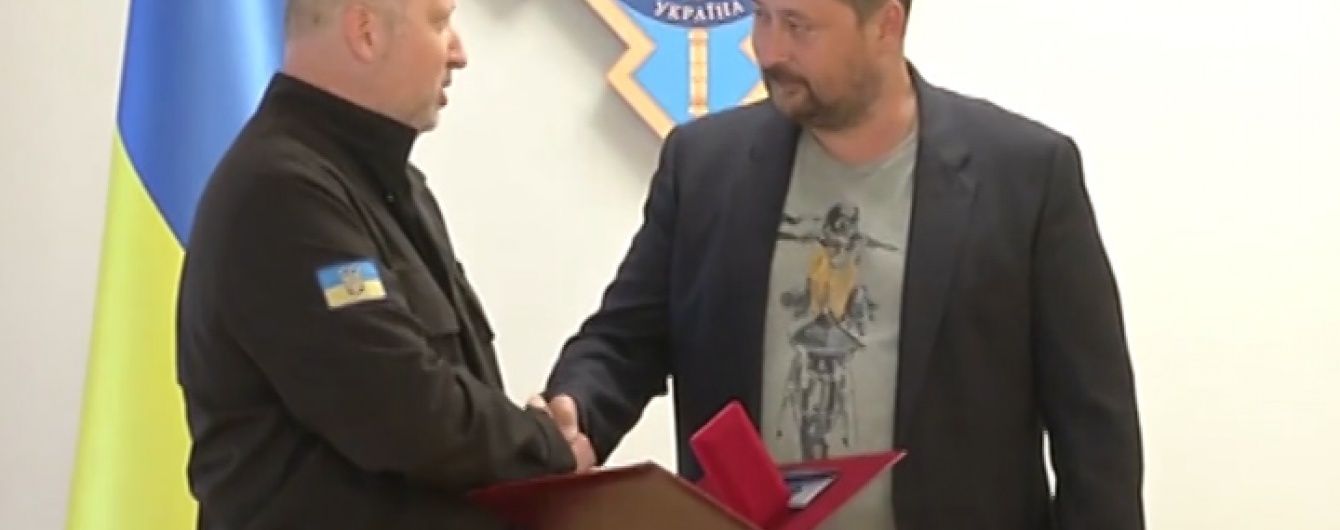 Керівник управління журналістських проектів 1+1 Максим Шиленко отримав відзнаку від секретаря РНБО