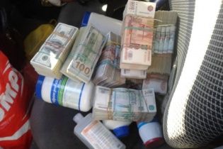 До окупованої Горлівки чоловік намагався перевезти 100 тисяч доларів у паливному баку