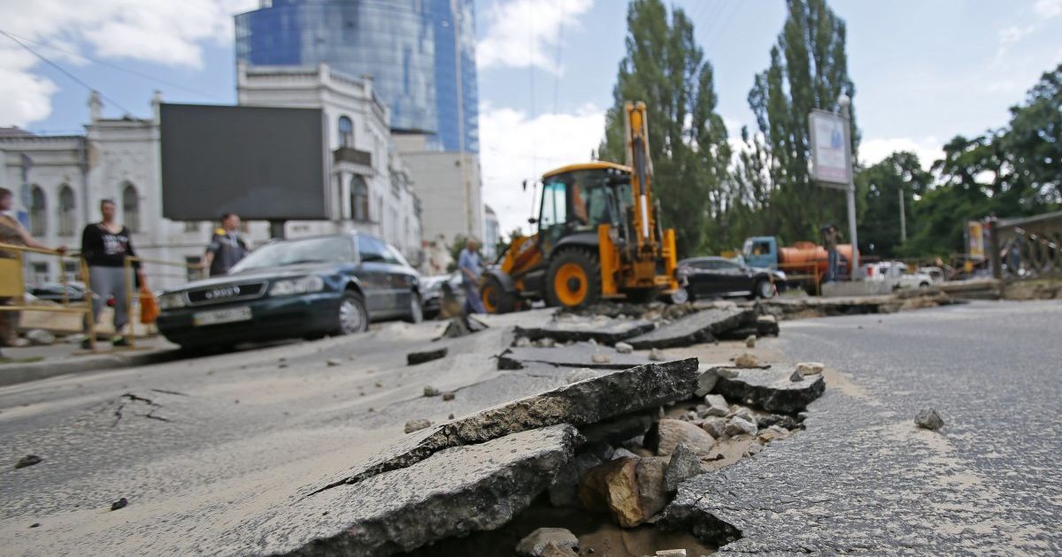 Гройсман пообещал рекордные деньги на ремонт дорог в следующем году