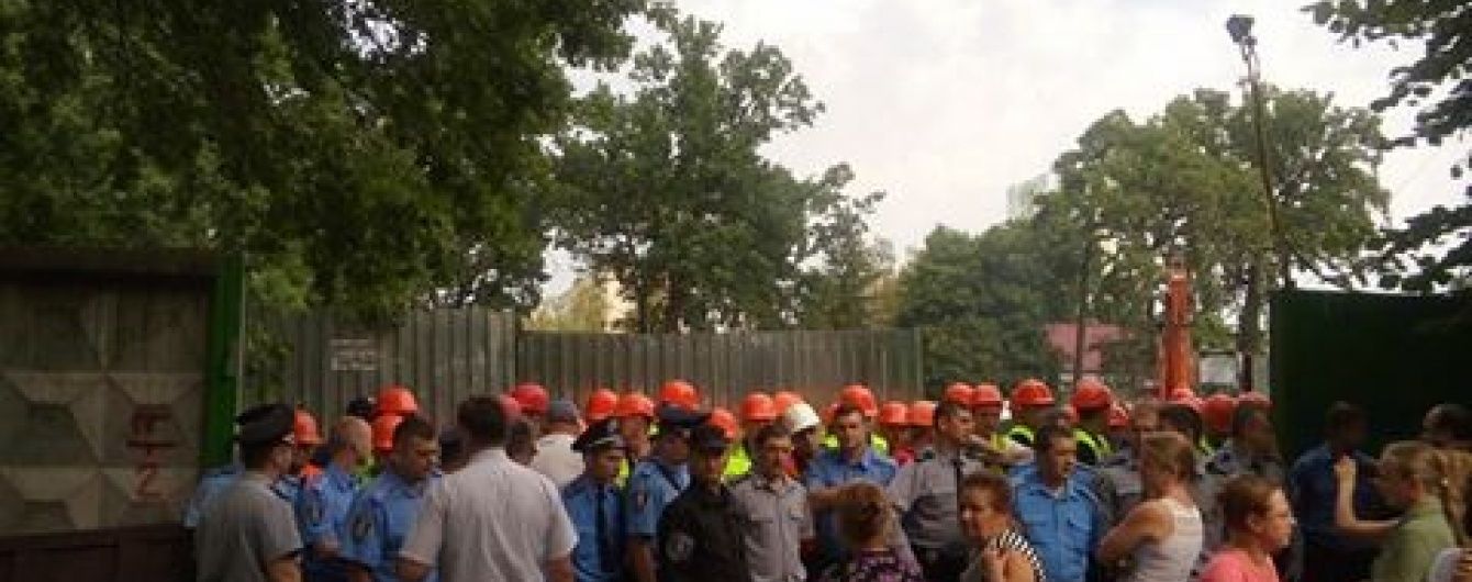 У спальному районі Києва між мешканцями та представниками забудовника спалахнула запекла бійка