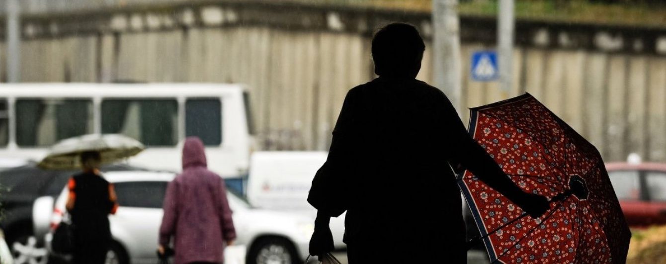 Погода середи змушує українців одягатися дуже тепло та брати з собою парасолі