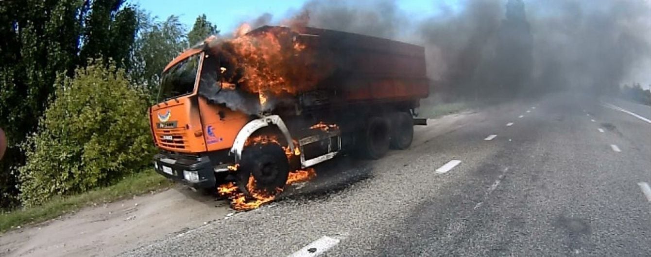 В Киевской области на ходу загорелся КамАЗ