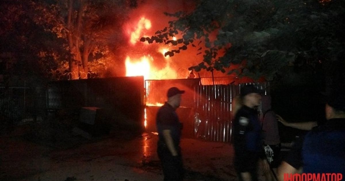 Пожар, взрывы и слезоточивый газ: в Киеве между жителями и "титушками" вспыхнула ожесточенная драка