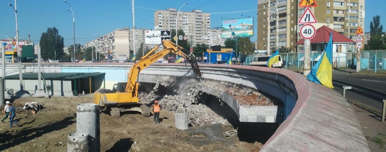 Скандальне будівництво біля "Героїв Дніпра": на столичній станції метро зносять вхід