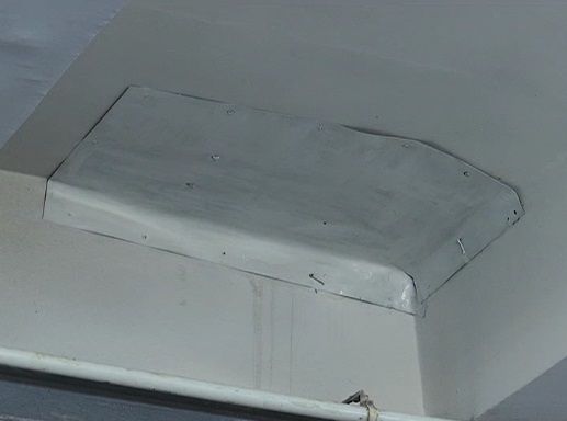 Дірка у стелі станції метро Героїв Дніпра
