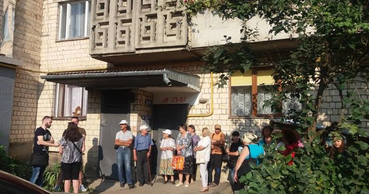 У Чернівцях сусіди не дали судовим виконавцям виселити жінку з двома дітьми