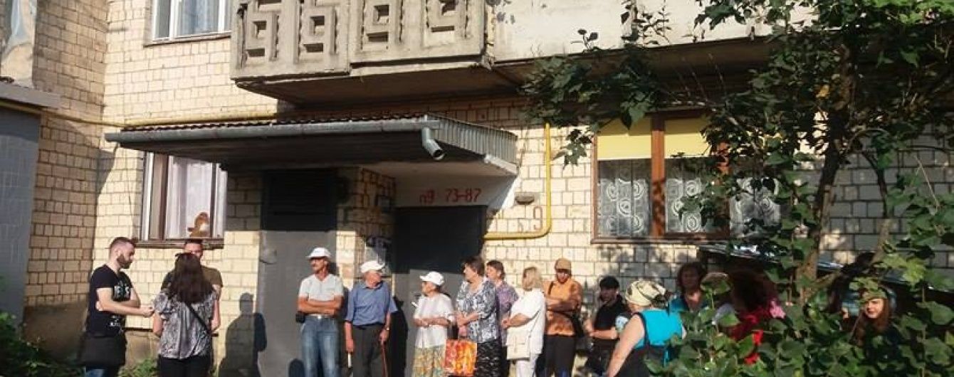 У Чернівцях сусіди не дали судовим виконавцям виселити жінку з двома дітьми