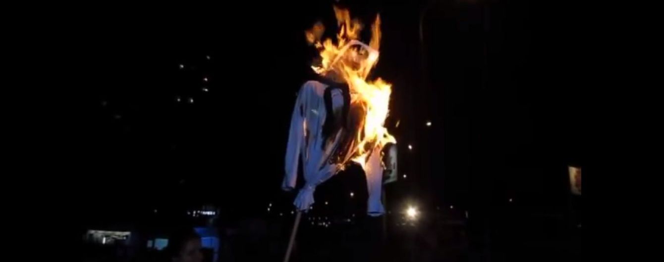 У Києві активісти спалили опудало Кличка на знак протесту