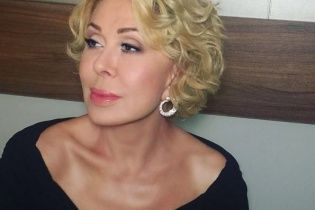 Відома російська співачка пересувається в інвалідному візку