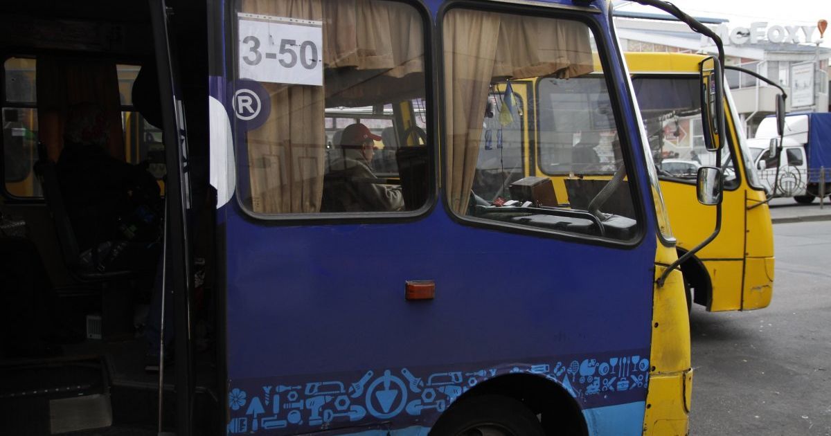 В Чернигове бойцы АТО проучили маршрутчика, который отказался бесплатно везти легендарную айдаровку