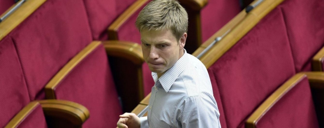 У Раді депутати БПП і Опоблоку штурхалися і розкидали сухарі