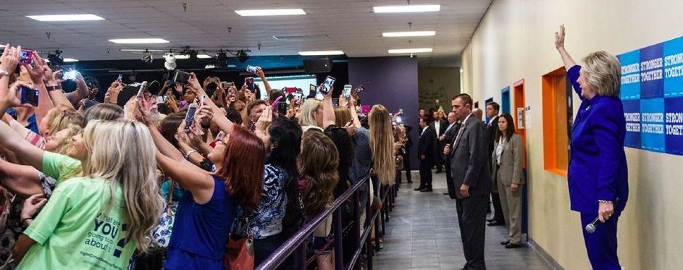 Фотограф розкрила таємницю масового селфі з Клінтон