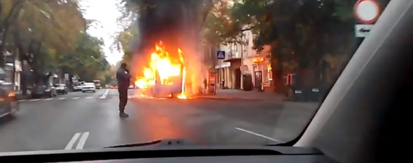 У центрі Одеси вщент згоріла маршрутка