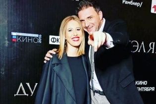 Вагітна Ксенія Собчак показала стійку на голові з чималим животиком