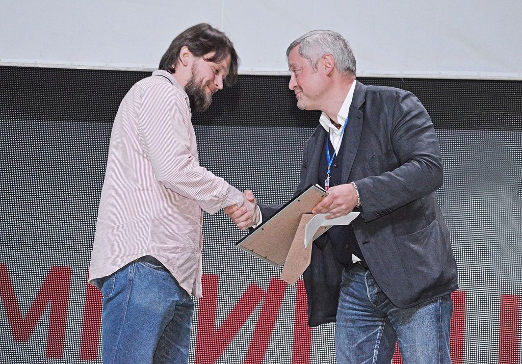 Режисер Владимир Колбаса получает приз от Игоря Янковского