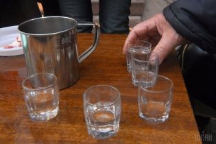 Літр на трьох: у Костянтинівці школярі потрапили до лікарні через отруєння горілкою