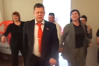 Медведєв нервово курить. У Мережі глузують з несамовитих танців російського депутата