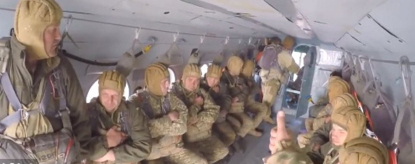 У Мережі з'явилося видовищне відео стрибків з парашутом житомирських десантників