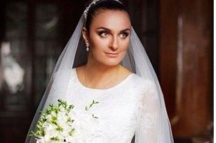 Новоспечена дружина Олена Ваєнга показала яскраві фото з власного весілля