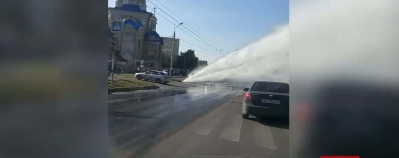 У Харкові фонтан окропу влаштував "автомийку" на дорозі