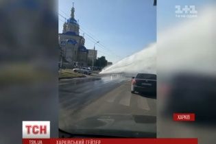 У Харкові фонтан окропу влаштував "автомийку" на дорозі