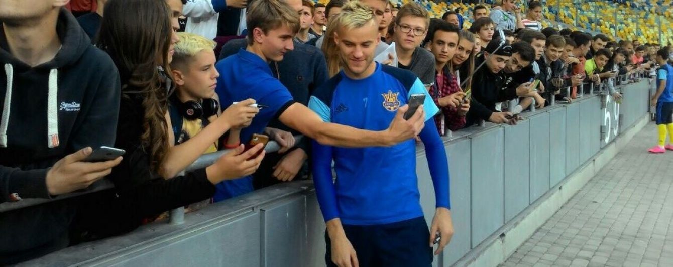 Спершу селфі, потім - футбол. Як збірна України провела відкрите тренування для фанатів