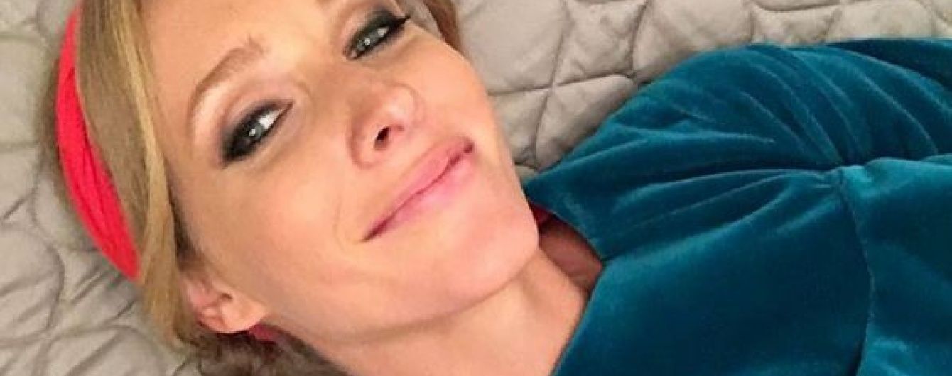 Грайлива Катерина Осадча похизувалася оголеною спиною у пікантному костюмі