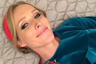 Грайлива Катерина Осадча похизувалася оголеною спиною у пікантному костюмі
